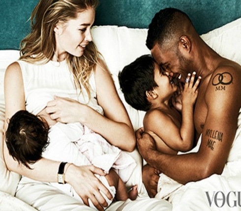  H Doutzen Kroes θηλάζει on camera για την Vogue