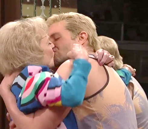 Υπάρχει ελπίδα! Ο Bradley Cooper φιλιέται με την 93χρονη Betty White