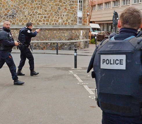 Παρίσι τώρα: Δυο νεκροί από την επιχείρηση της γαλλικής αστυνομίας στο Σεν Ντενί 