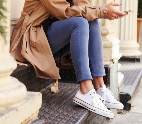 Κι εσύ με ξεκάλτσωτο Vans και All Star; Βρήκαμε πώς δεν θα μυρίζουν ποτέ τα sneakers σου