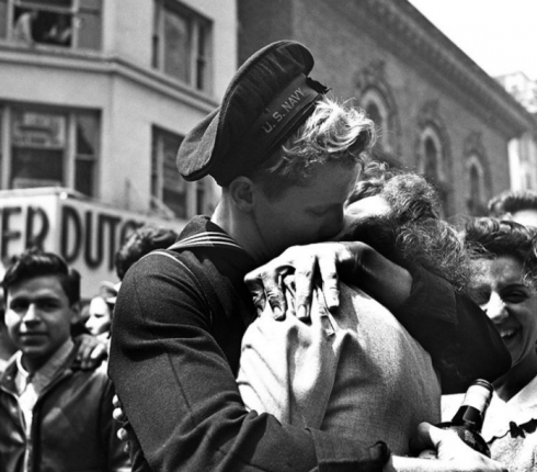 To viral της ημέρας: 18+1 φωτογραφίες αγάπης από τα χρόνια του πολέμου
