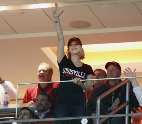 Φανατική οπαδός του μπάσκετ η Jennifer Lawrence! "Έβαλε τρίποντο" με την εμφάνισή της 