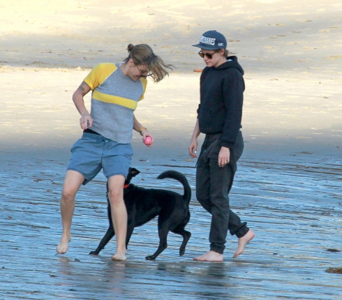 H Kristen Stewart παίζει σαν κοριτσάκι στην παραλία με την κολλητή της!