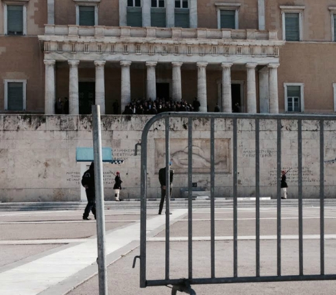 Το Σύνταγμα αλλάζει! Έβγαλαν τα κάγκελα έξω από την Βουλή