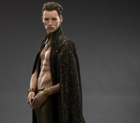 Κι όμως ο Eddie Redmayne εκτός από ταλέντο έχει και sexy κοιλιακούς!