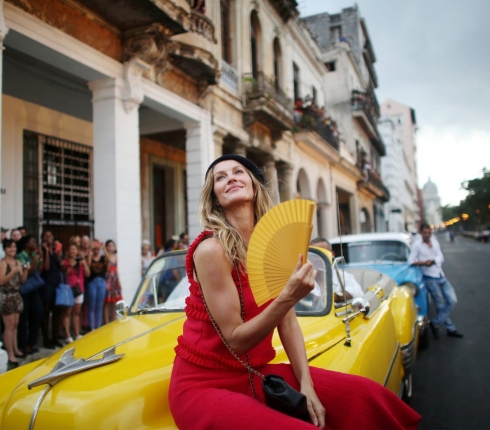 Η Chanel κάνει την πρώτη επίδειξη μόδας στην Κούβα μετά το 1959!