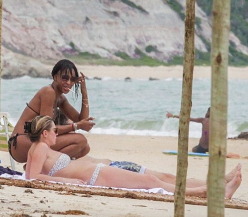 Κολλητές και στις διακοπές! Νaomi Campbell-Kate Moss με μπικίνι
