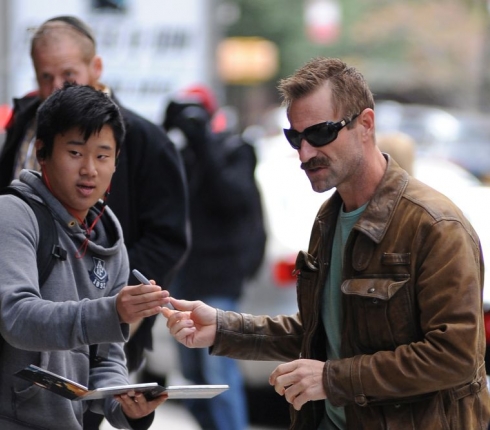 Aaron Eckhart δεν μας αρέσει καθόλου το μουστάκι σου!