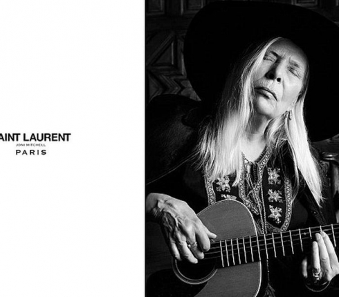 Aλλάζει η μόδα; Η 71χρονη Joni Mitchell το νέο πρόσωπο του Yves Saint Laurent