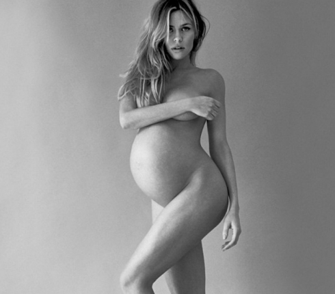 Abbey Clancy: Ποζάρει γυμνή στον 7ο μήνα της εγκυμοσύνης της
