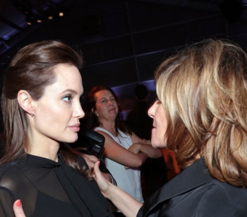 Άβολο! Η Angelina Jolie συναντήθηκε με την αντιπρόεδρο της Sony…