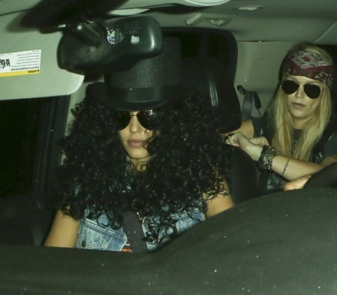 Δεν είναι ο Slash! Είναι η Jessica Alba μεταμφιεσμένη...