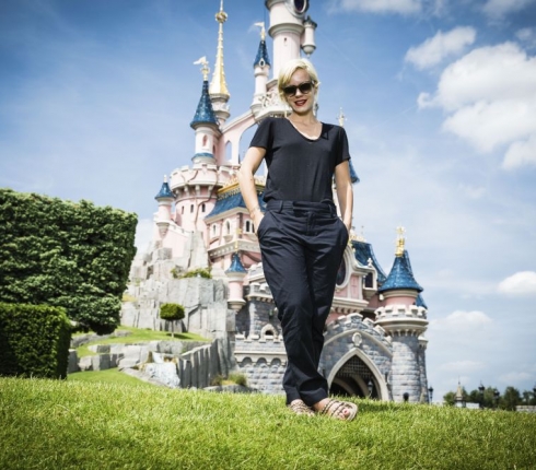 Η Lily Allen ξανά παιδί στην Disneyland