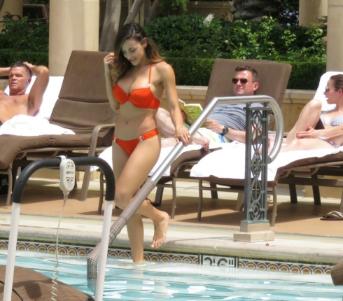 Ana Cheri πώς το κάνεις; Όλα τα αντρικά βλέμματα πάνω στην playmate