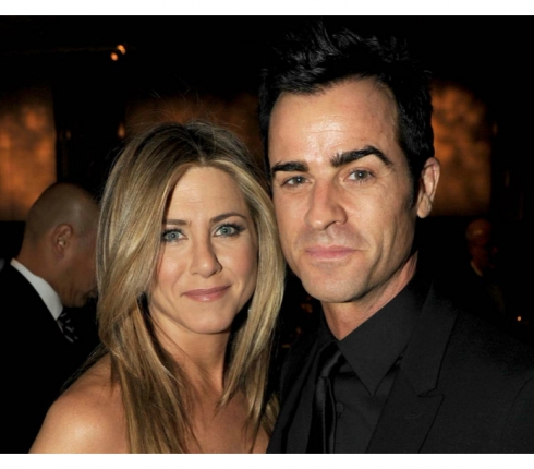 Η Jennifer Aniston επιδεικνύει το πανάκριβο μονόπετρο της