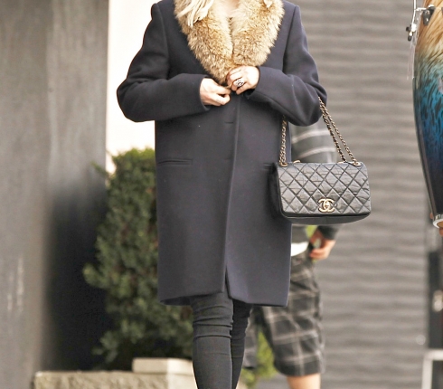 Stylish με λεπτομέρειες γούνας όπως η Ashlee Simpson