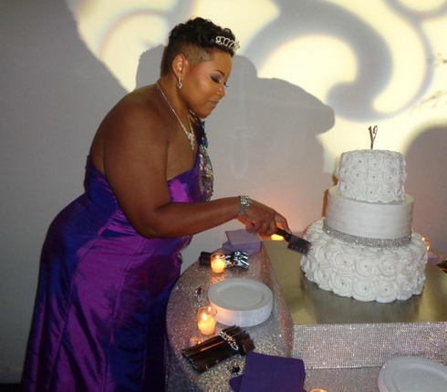 Μία γυναίκα έκλεισε τα 40 και παντρεύτηκε τον εαυτό της!
