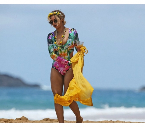 Style Alert: Τι φοράει η Beyonce όταν πηγαίνει για διακοπές στη Χαβάη!