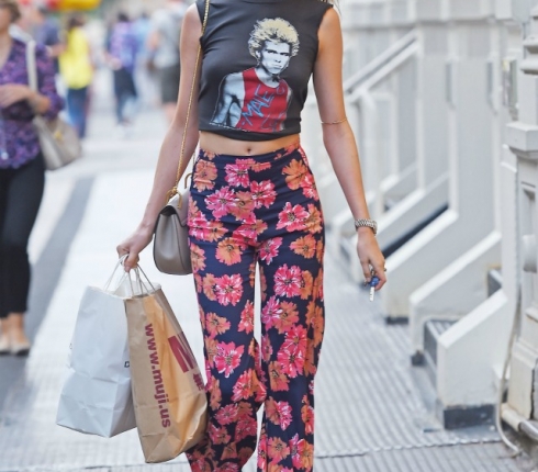 Behati Prinsloo : Πρωτοτυπεί συνδυάζοντας το rock στιλ με το floral print