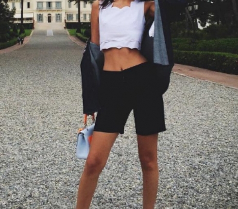 Street style: H Bella Hadid δοκιμάζει το πιο chic ασπρόμαυρο look για το Σ/Κ