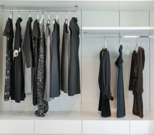 2 σπιτικοί φυσικοί τρόποι για να κάνετε τα μαύρα ρούχα σας ξανά ολόμαυρα