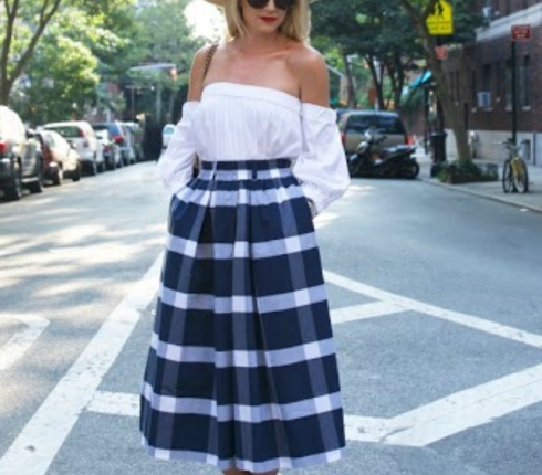 Street style: H Blair Eadie σου δείχνει πως να φορέσεις την καρό φούστα στην πόλη