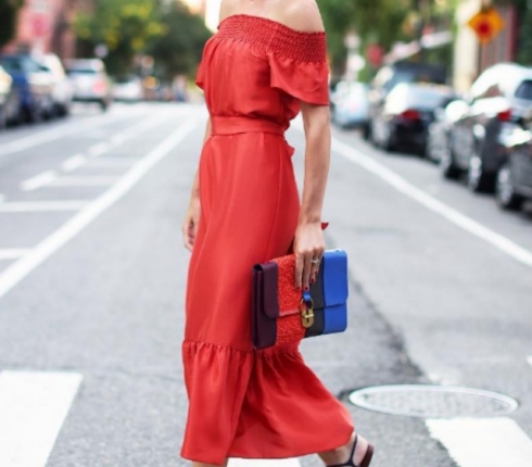 Street style: H Blair Eadie σου προτείνει κατακόκκινο off-shoulder φόρεμα