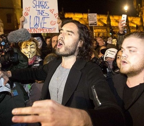 Remeber the 5th of November: Ο Russell Brand σε διαδήλωση!