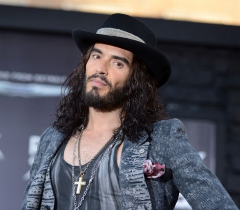 Russell Brand: Όταν έχω όρεξη για sex χτυπάω τα γεννητικά μου όργανα με βιβλίο!