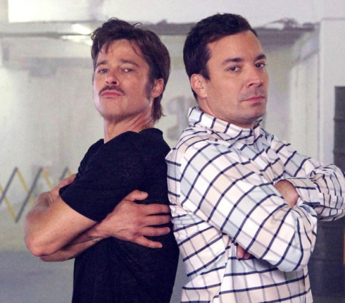 Ο Jimmy Fallon βάζει τον Brad Pitt να του χορέψει breakdance