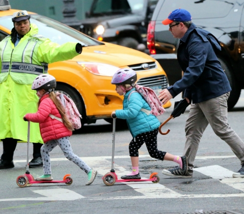 Matthew Broderick: Ένας super μπαμπάς βόλτα με τις δίδυμες κόρες του