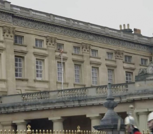 Buckingham Palace: Πλαστό το video με τον γυμνό άντρα