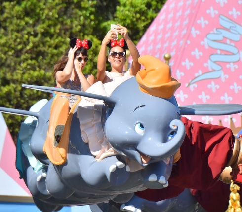 H Busy Phillips στην Disneyland