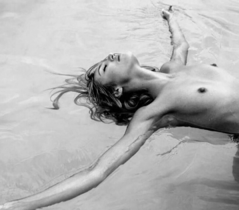 Candice Swanepoel: Φωτογραφήθηκε γυμνή για την ισπανική Vogue