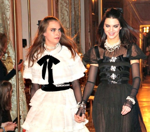 Αυτή η φωτογράφηση θα συζητηθεί: Η Kendall Jenner στην αγκαλιά της Cara Delevigne