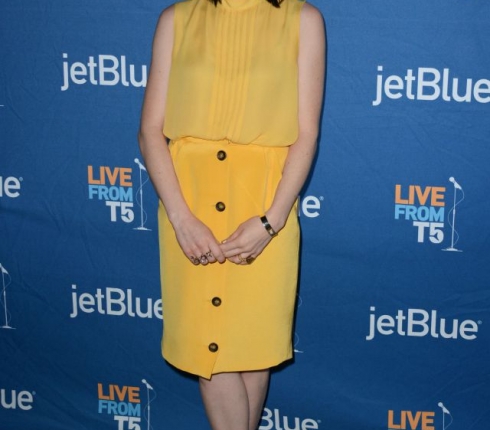 Carly Rae Jepsen : Συνδυάζει το total κίτρινο look με floral γόβες και ξεχωρίζει