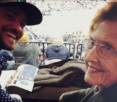 Ο καλός εγγονός Justin! Mε την γιαγιά του στο γήπεδο ο Timberlake