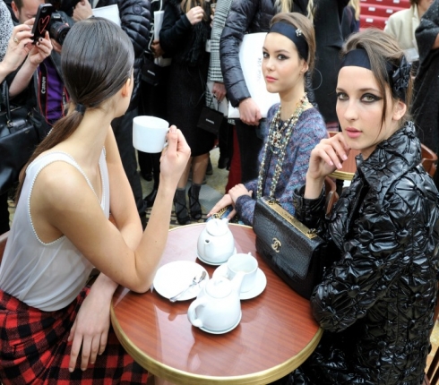 Paris fashion week : Ο οίκος Chanel μετατρέπει την πασαρέλα σε γαλλικό παραδοσιακό Café και μας εντυπωσιάζει
