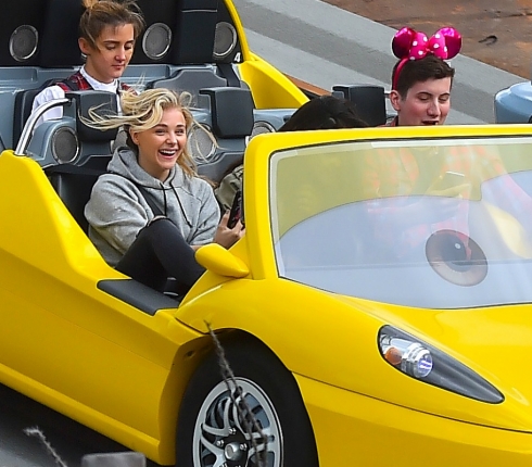 H Chloë Grace Moretz στην Disneyland