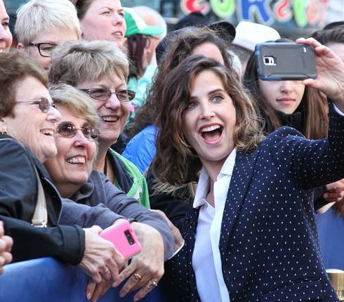 Cobie Smulders: Βγάζει selfies με ηλικιωμένες φαν