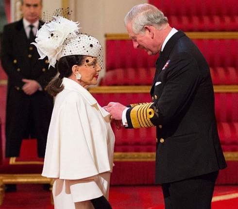 Joan Collins: Ανακηρύχτηκε Dame από το παλάτι του Buckingham
