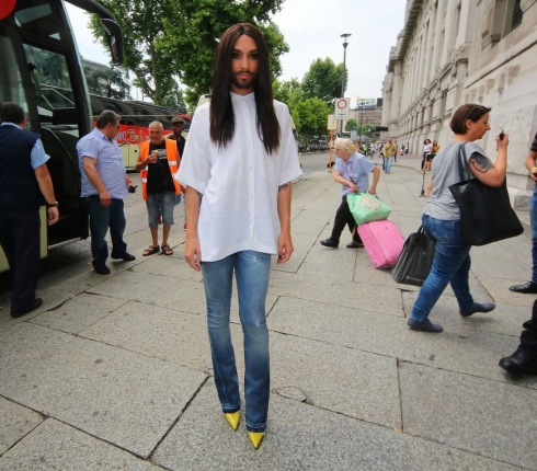 Conchita: Στο Μιλάνο για την παρουσίαση του βιβλίου της 