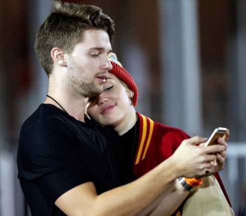 Miley Cyrus: Eτοιμάζεται να παντρευτεί τον Patrick Schwarzenegger!