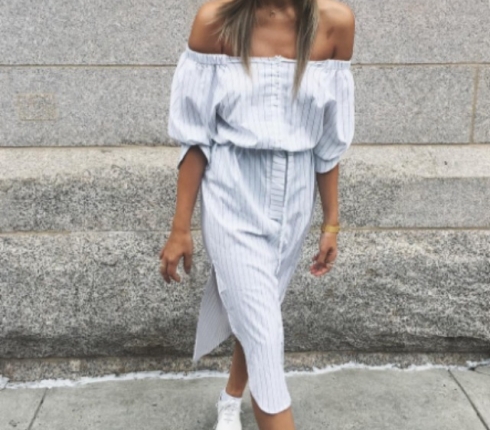 Street style : Δοκίμασε ριγέ off-shoulder φόρεμα σαν της Danielle Bernstein