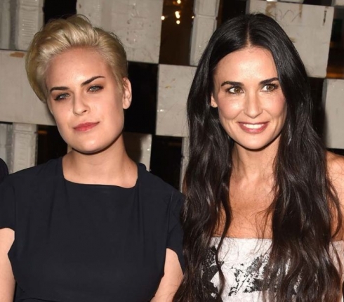 Η κόρη της Demi Moore με παντόφλες και κάλτσες!