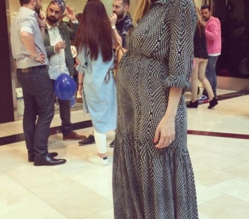 Street style : Η Δέσποινα Καμπούρη δοκιμάζει εντυπωσιακό mommy style και ξεχωρίζει
