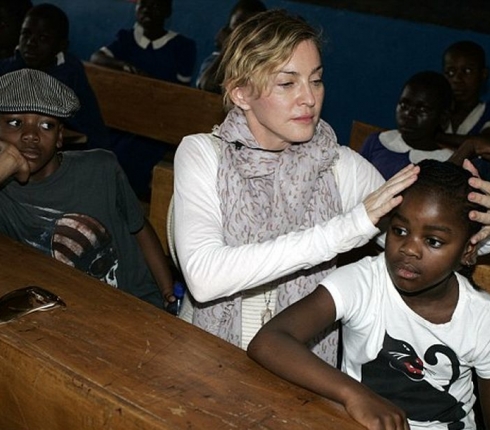 Πραγματική star! Η Madonna στο Malawi με τα παιδιά της