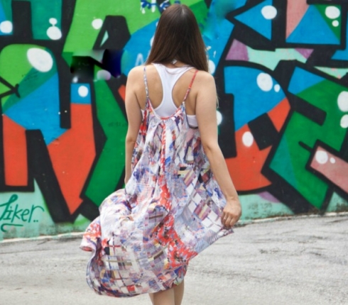 Το street style της εβδομάδας : Βάλε χρώμα στο καλοκαίρι σου με το πιο stylish maxi φόρεμα