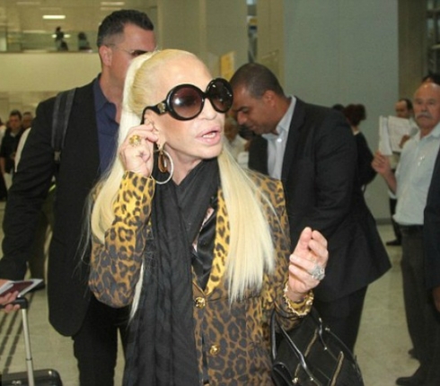 Ετοιμο να λιώσει το λαμπερό πρόσωπο της Donatella Versace