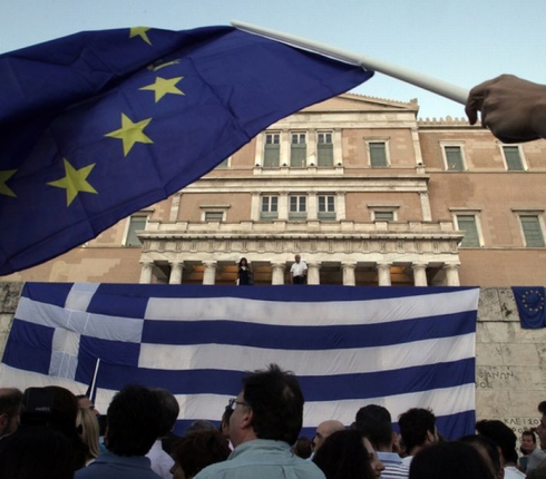 Μένουμε Ευρώπη: Χιλιάδες Έλληνες διαδήλωσαν υπέρ του Ευρώ και κατά του Grexit
